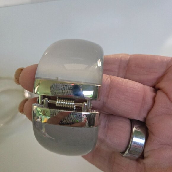 Vintage Lot Of 2 Retro Lucite Gray Moonglow/Clear Silvertone Hinged Clamper Brac - Picture 4 of 6